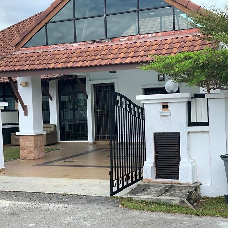 Villaparadise Homestay Batu Pahat Bagian luar foto
