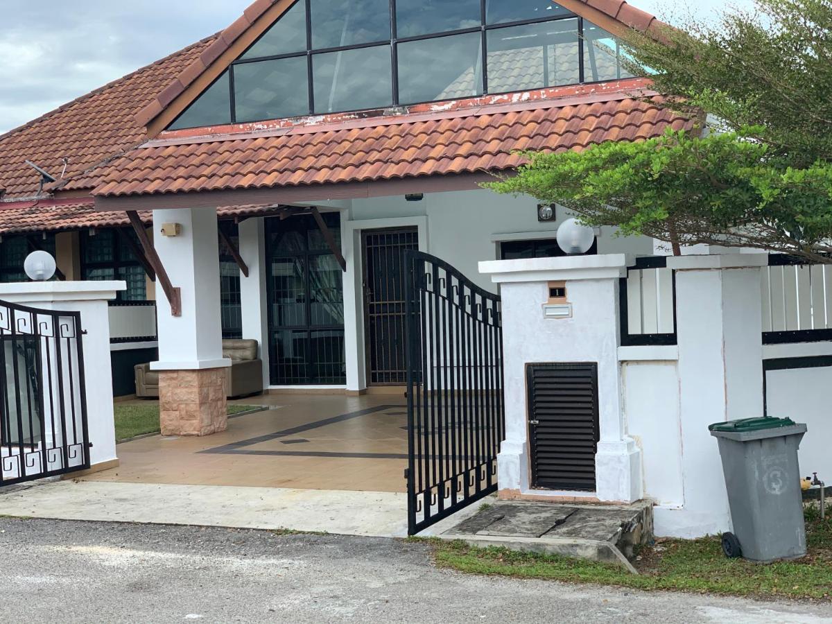 Villaparadise Homestay Batu Pahat Bagian luar foto
