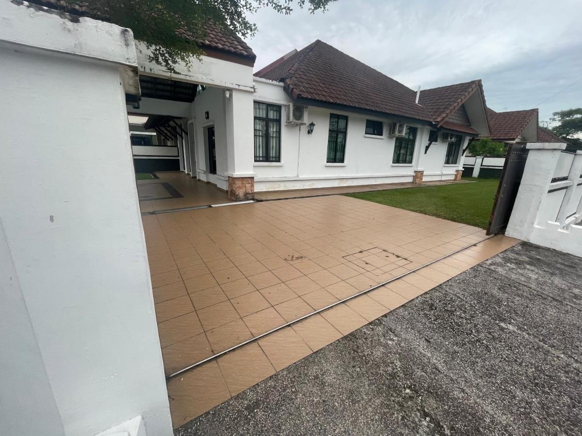 Villaparadise Homestay Batu Pahat Bagian luar foto