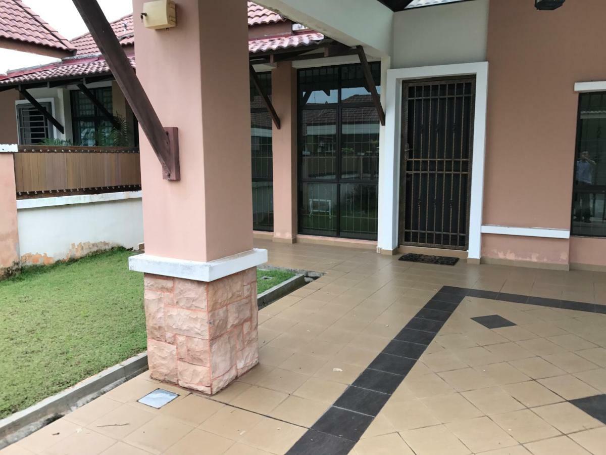 Villaparadise Homestay Batu Pahat Bagian luar foto